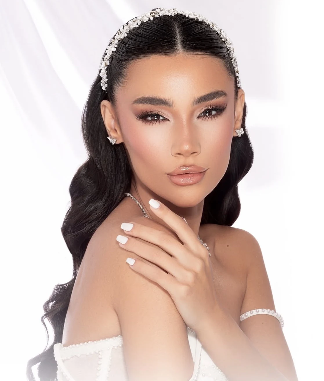 A timeless bridal portrait with graceful definition.