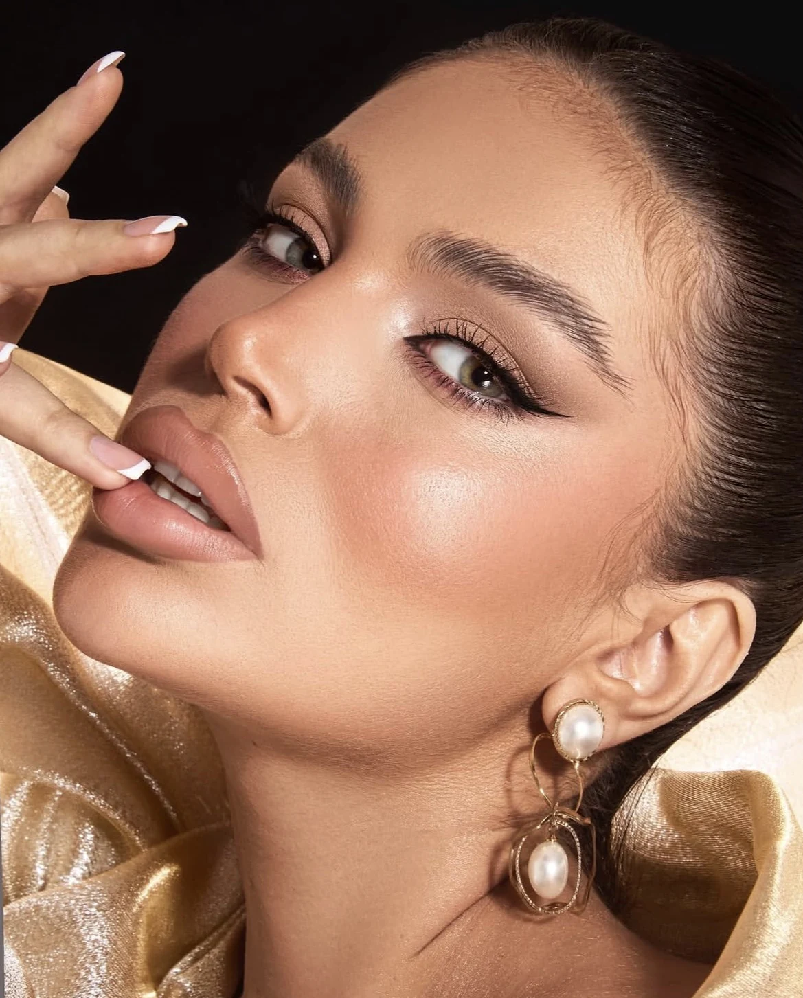 Warm light, glowing skin and softly winged eyes.