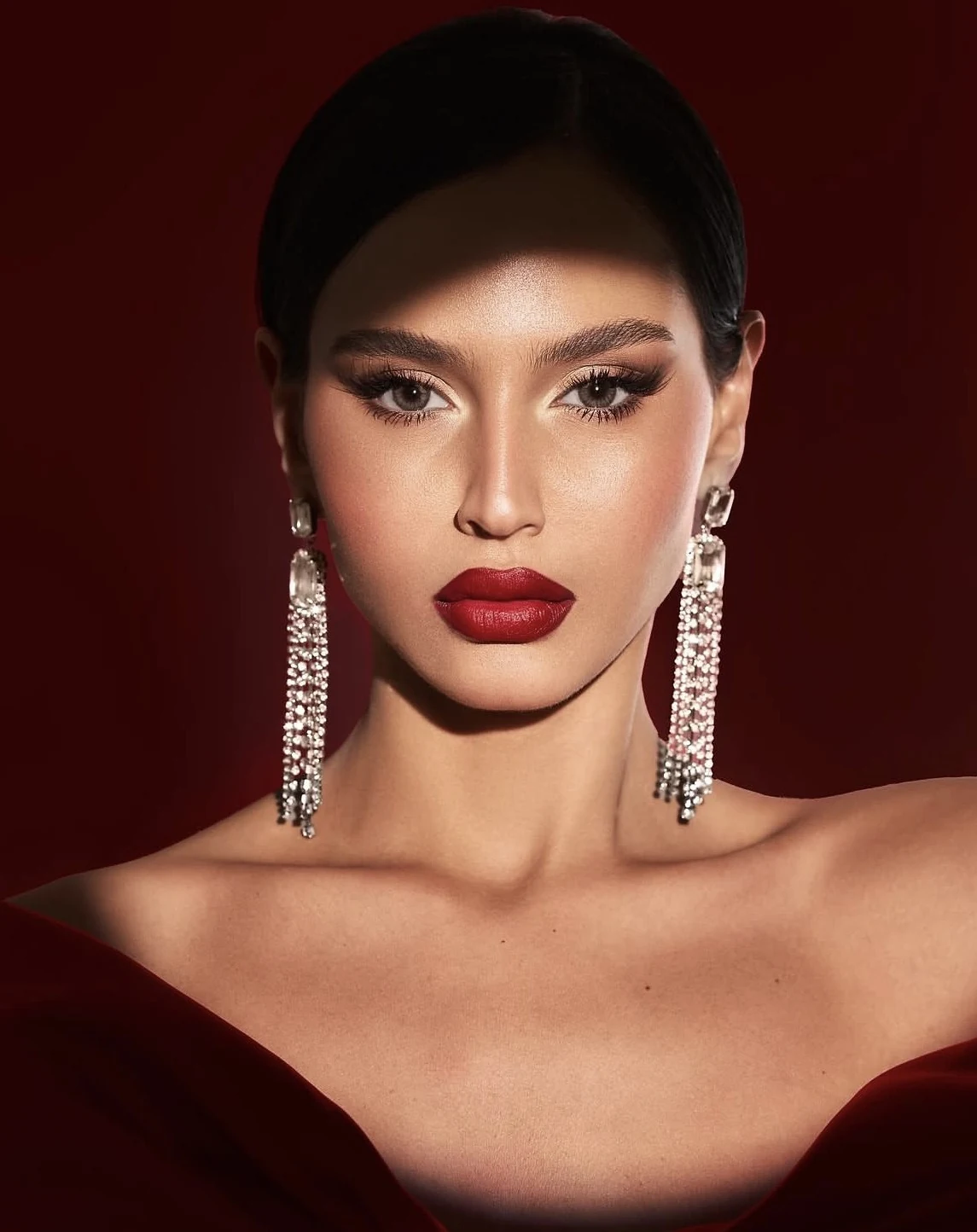 Deep red lipstick and smoky eyes, makeup by Hawraa Dergham