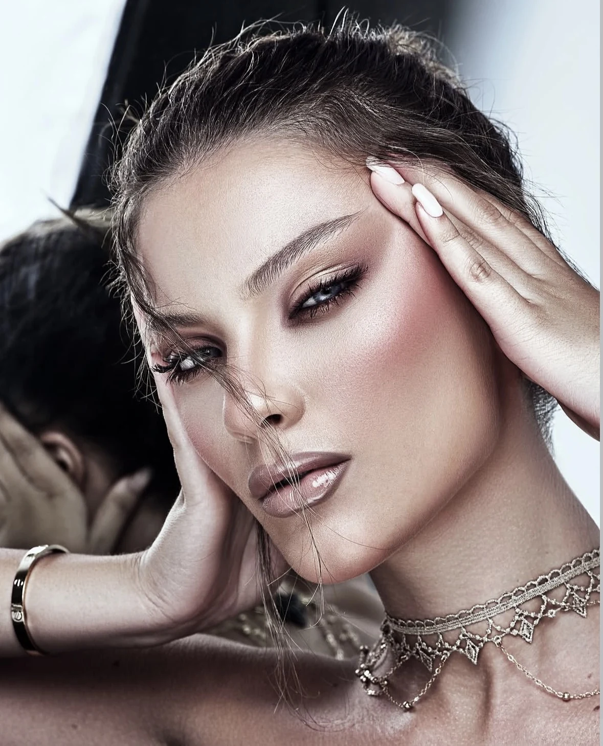 Rose-toned definition and a sculpted beauty finish.