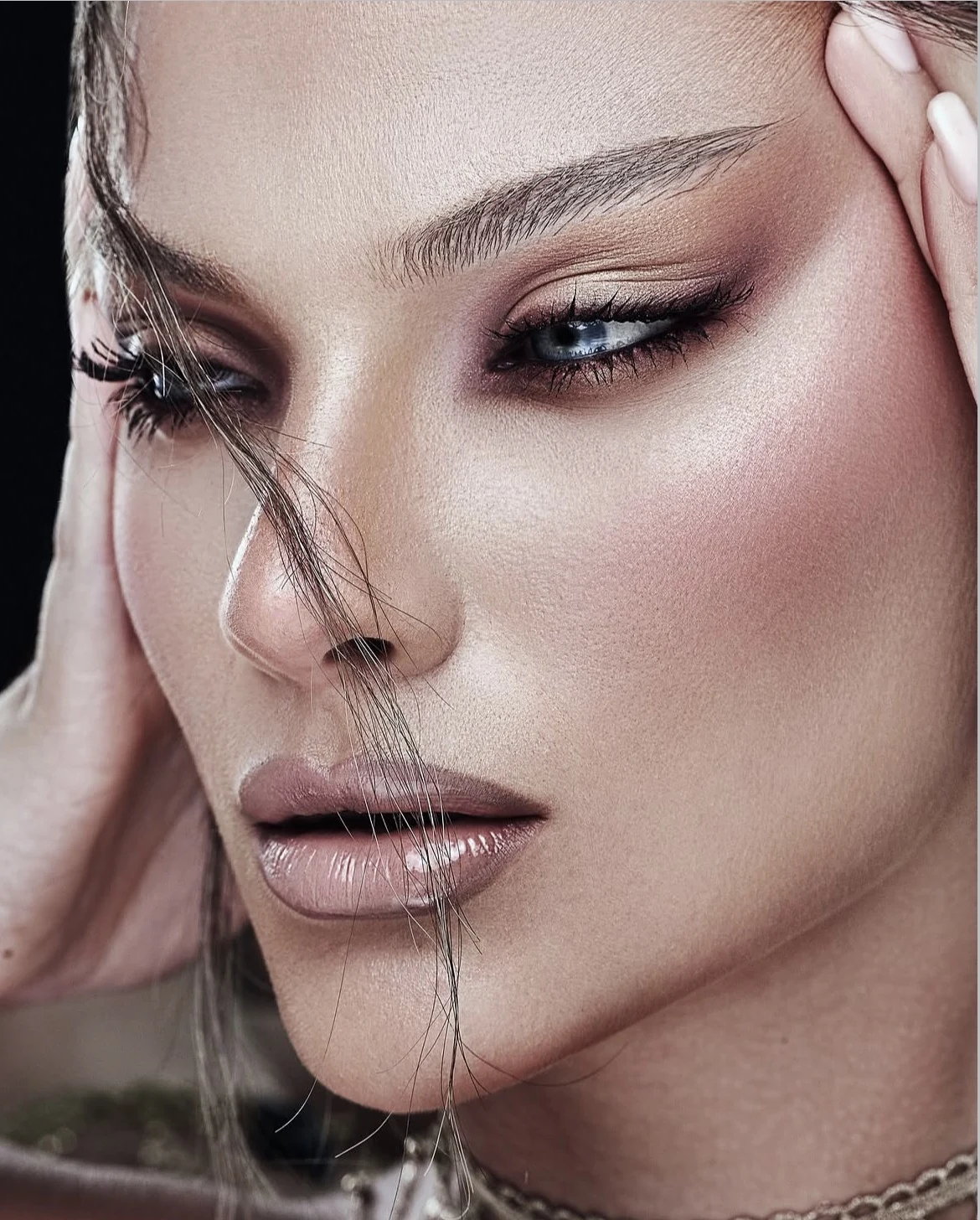 Muted rose tones with a softly smoked eye.